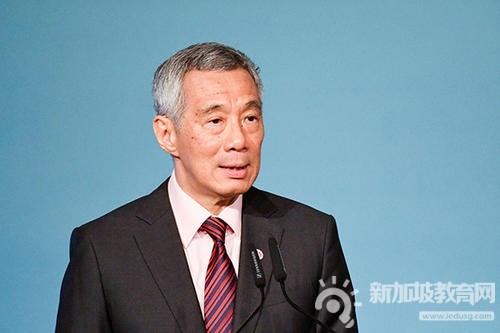 李显龙接种新冠疫苗，身先士卒鼓舞人民.jpg